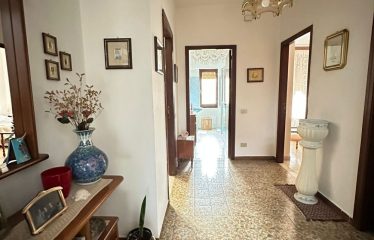 CASA INDIPENDENTE CON CORTILE E POSTO AUTO