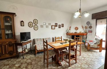 CASA INDIPENDENTE CON CORTILE E POSTO AUTO