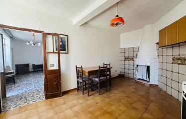 CASA INDIPENDENTE CON CORTILE E INGRESSO CARRABILE