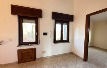 CASA INDIPENDENTE CON CORTILE