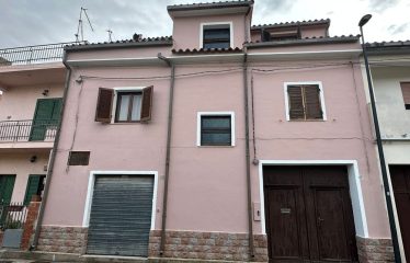 CASA INDIPENDENTE CON CORTILE E POSTO AUTO