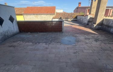CASA SU DUE LIVELLI CON CORTILE E TERRAZZA