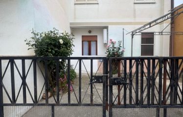 APPARTAMENTO CON CORTILE E POSTO AUTO