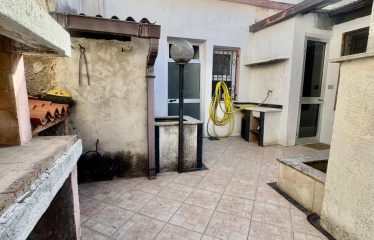 CASA SU DUE LIVELLI CON CORTILE E TERRAZZA
