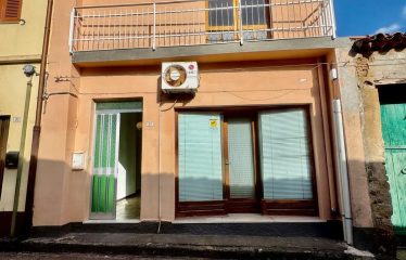 CASA SU DUE LIVELLI CON CORTILE E TERRAZZA