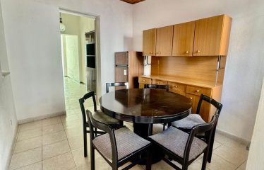 CASA SU DUE LIVELLI CON CORTILE E TERRAZZA