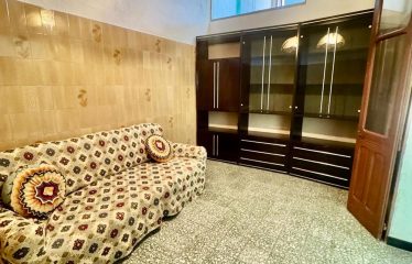 CASA SU DUE LIVELLI CON CORTILE E TERRAZZA