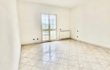 APPARTAMENTO CON CORTILE E POSTO AUTO