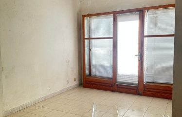 CASA SU DUE LIVELLI CON CORTILE E TERRAZZA