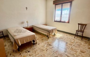 CASA INDIPENDENTE CON POSTO AUTO E CORTILE