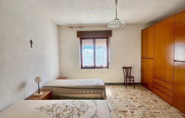CASA INDIPENDENTE CON POSTO AUTO E CORTILE