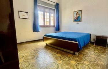CASA INDIPENDENTE CON CORTILE E POSTO AUTO