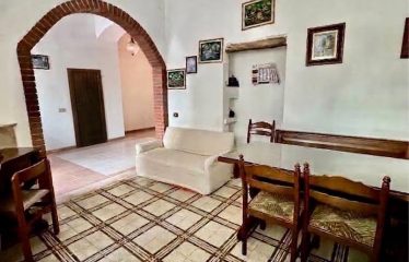 CASA INDIPENDENTE CON CORTILE