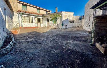 CASA INDIPENDENTE CON AMPIO CORTILE