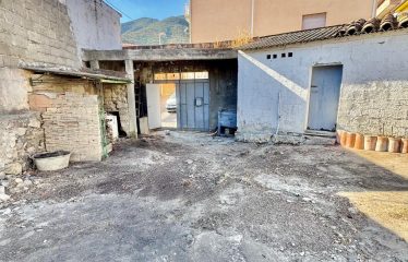 CASA INDIPENDENTE CON AMPIO CORTILE
